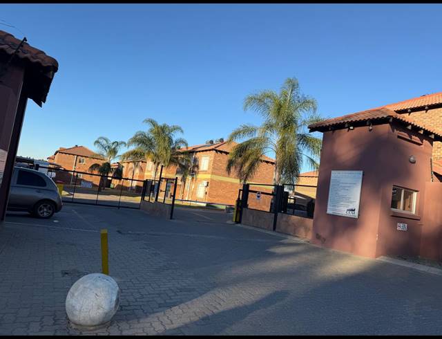 3 BEDROOM APARTMENT FOR SALE IN WATERVAL EAST